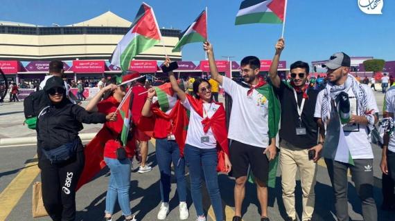 الأعلام  الفلسطينية وهتافات رافضة للتطبيع أبرز الحاضرين في مواجهة المغرب وكرواتيا بمونديال قطر 2022
