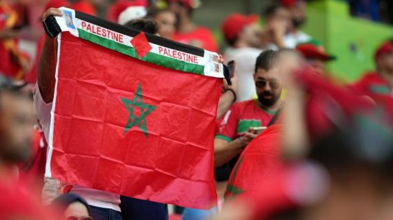علمنا الفلسطيني حاضر.. جانب من الحضور الجماهيري لمباراة المغرب ضد بلجيكا في كأس العالم مونديال قطر 2022