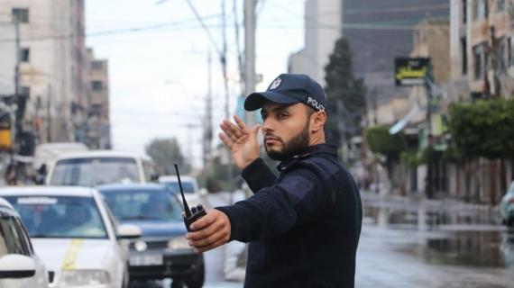 عمل شرطة المرور والنجدة في تنظيم الحالة المرورية في الشوارع وعلى المفترقات الرئيسية بغزة في ظل المنخفض الجوي