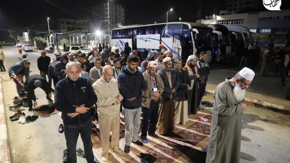 مشاهد لمغادرة الفوج الأول من المعتمرين عبر بوابة معبر رفح جنوب قطاع غزة