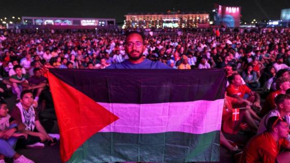 رفع العلم الفلسطيني خلال حضور مباريات كأس العالم في مناطق مفتوحة مخصصة للمشجعين بالعاصمة القطرية الدوحة