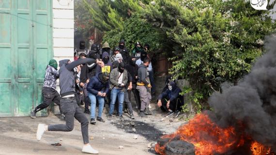 مواجهات بين المتظاهرين الفلسطينيين وقوات الاحتلال الإسرائيلي عقب جنازة الشهيد مفيد اخليل في الخليل