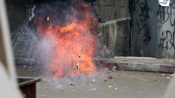 مواجهات بين المتظاهرين الفلسطينيين وقوات الاحتلال الإسرائيلي عقب جنازة الشهيد مفيد خليل في الخليل