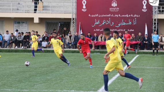 مباراة كرة قدم في خانيونس جنوب قطاع غزة تُحاكي افتتاح كأس العالم 2022 بين منتخبي قطر والإكوادور