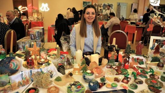 فلسطينيون يحضرون معرض "كريسماس ماركت" لدعم المنتجات النسائية في حي بيت حنينا في القدس