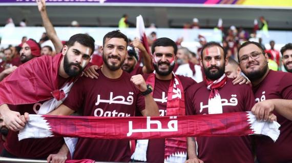جماهير منتخب قطر تدعم منتخب بلادها من مدرجات إستاد الثمامة، أمام السنغال