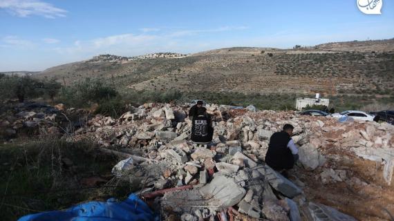 فلسطينيون يتفقدون منزل هُدم من قبل قوات الاحتلال الإسرائيلي في بلدة كفر الديك، غرب سلفيت
