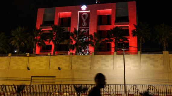 رفع الأعلام القطرية وشعار مونديال قطر 2022 فوق مبنى اللجنة القطرية في غزة وشوارعها قبل أسبوع من أول مونديال في المنطقة العربية