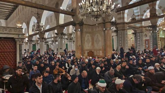 مصلون يؤدون صلاة الفجر في المسجد الأقصى المبارك