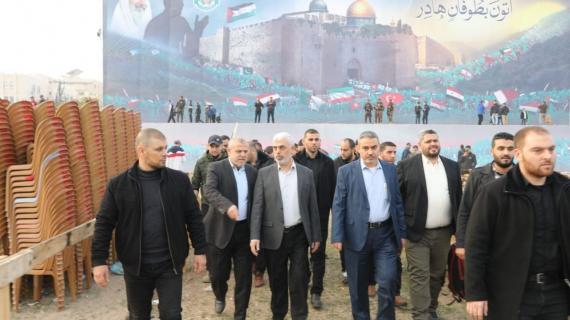 قائد حماس في غزة المجاهد يحيى السنوار يتفقد تجهيزات فعاليات الانطلاقة 35 في ساحة الكتيبة الخضراء في غزة