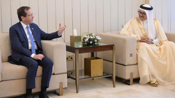 ملك البحرين حمد آل خليفة يستقبل رئيس كيان الاحتلال الاسرائيلي هرتسوغ
