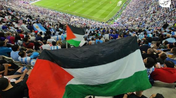 أعلام فلسطين في مدرجات جمهور مباراة الأرجنتين وكرواتيا
