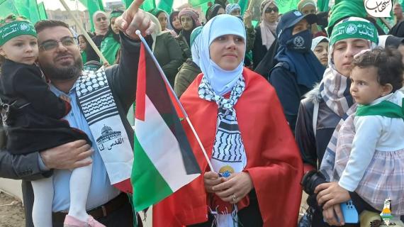 مواطنة تونسية مقيمة بغزة تشارك في مهرجان الذكرى الـ 35 لانطلاقة حركة حماس بساحة الكتيبة