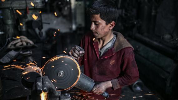 أطفال سوريون يتركون مدارسهم لمساندة عائلاتهم.. أعمال شاقة بدولار لليوم