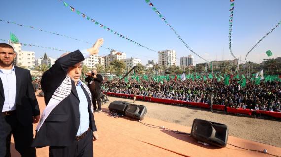 قائد حركة حماس في غزة يحيى السنوار خلال كلمته بالذكرى الـ 35 لانطلاقة الحركة في ساحة الكتيبة الخضراء