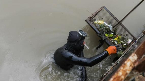 فرق الطوارئ ببلدية غزة تواصل أعمال تنظيف بركة الشيخ رضوان من الأوساخ العالقة جراء المنخفض الجوي