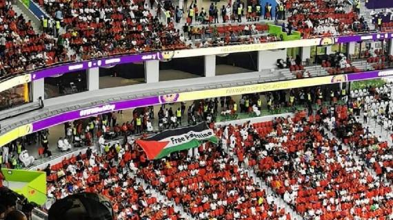 مشجعون يرفعون أعلام فلسطين خلال مباراة المغرب وكندا في كأس العالم 2022