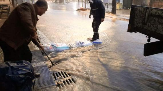 طواقم لجنة طوارئ الشتاء في بلدية خان يونس تواصل أعمالها للتخفيف من تداعيات المنخفض الجوي