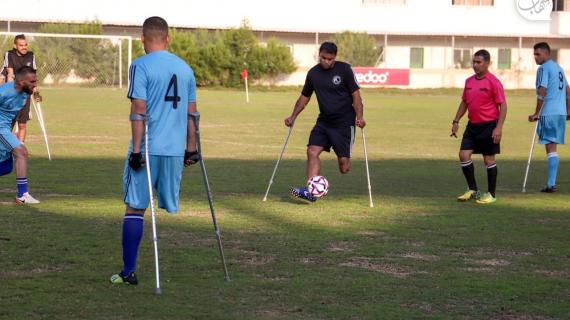 لاعبون فلسطينيون يشاركون في المباراة النهائية لمبتوري الأقدام في مدينة غزة