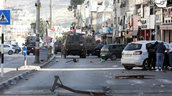 إصابات بينها واحدة بالرصاص إثر مواجهات خلال اقتحام قوات الاحتلال مخيم عسكر القديم في  نابلس