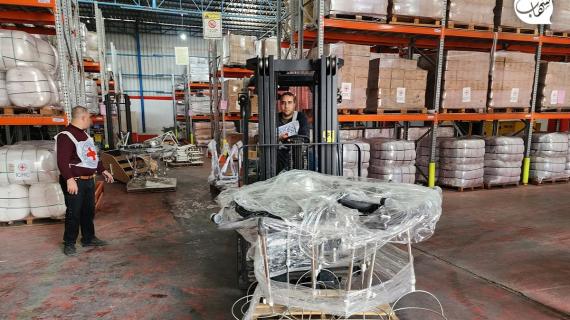 الصليب الأحمر يدعم وزارة الصحة في غزة بشحنة كبيرة من المعدات الطبية