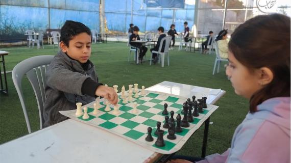 طلاب فلسطينيون يشاركون في بطولة الشطرنج الأولى للمدراس الخاصة بقطاع غزة