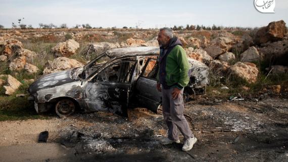فلسطينيون يتفقدون سياراتهم التي حرقها المستوطنون في قرية عقربا شرق نابلس