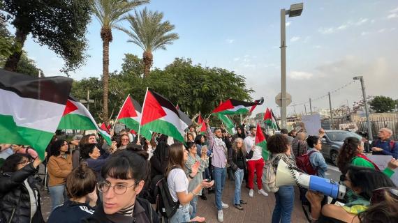 وقفة احتجاجية في مدينة يافا المحتلة تنديدًا بعدوان الاحتلال الإسرائيلي على جنين.