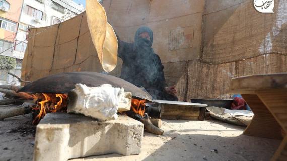 فلسطينيون يشاركون في يوم التراث الفلسطيني بمدينة دير البلح وسط قطاع غزة