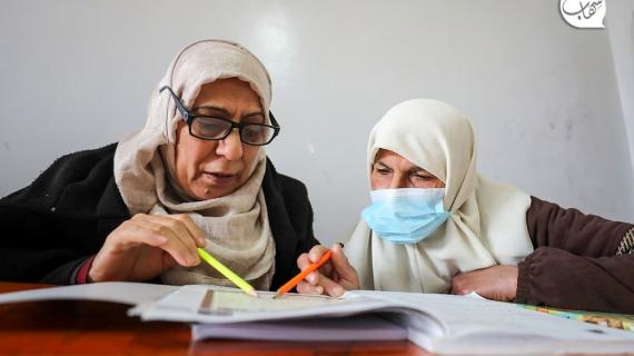 العمر مجرد رقم.. سيدات فلسطينيات يهزمن الزمن ويتعلمن في مركز تمكين المرأة تزامنا مع اليوم العربي لمحو الأمية في النصيرات وسط قطاع غزة