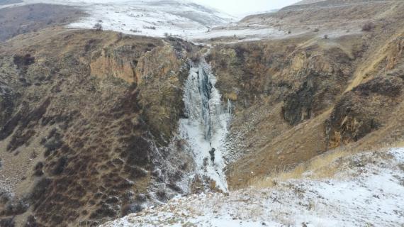 شلال متجمد.. مشاهد لشلال صوصوز المنهمر من ارتفاع 75متراً في ولاية قارص حيث تعيش شتاءً قاسياً