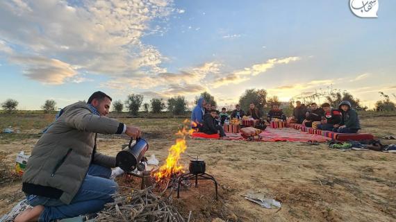 مواطنون يستمتعون بأوقاتهم خلال جلسات سمر شعبية تراثية  بالقرب من الحدود الشرقية لخانيونس جنوب قطاع غزة