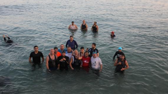 مواطنون في غزة يسبحون في البحر خلال أيام "مربعانية الشتاء"