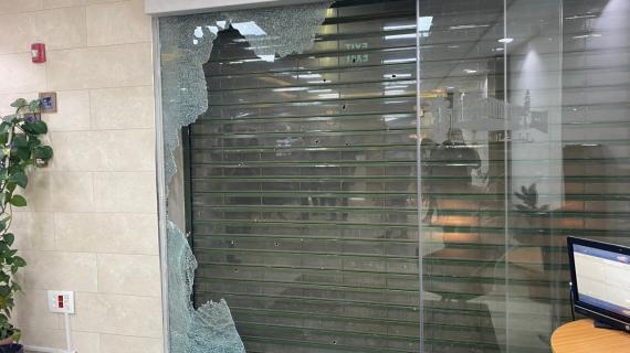 مسلحون يطلقون النار على مبنى بلدية الخليل