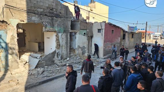 وزارة الأشغال في غزة تواصل العمل في مشروع "عنق الزجاجة" بتوسيع شارع البحر غرب مخيم الشاطئ