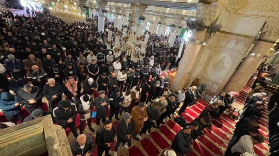 مصلون يؤدون صلاة الظهر في المسجد الأقصى المبارك اليوم السبت 14 يناير 2023