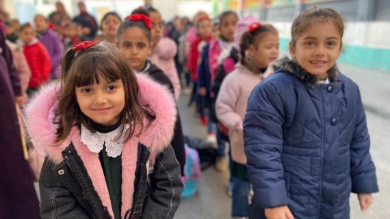 توافد الطلبة إلى مدارسهم بنشاط وحيوية.. بدء الفصل الدراسي الثاني في قطاع غزة