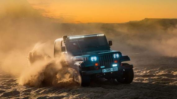 شبان يمارسون رياضة "التفحيط" في رفح جنوب قطاع غزة