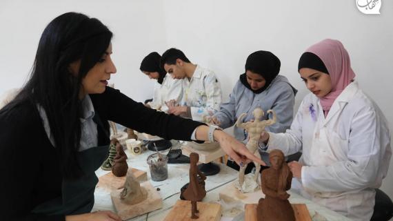شباب فلسطينيون يتعلمون نحت المجسمات في مدينة غزة