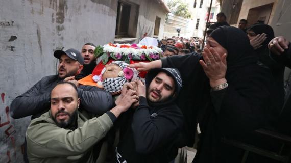 حزن وألم خلال مراسم تشييع الشهيد أحمد أبو جنيد في مخيم بلاطة بنابلس