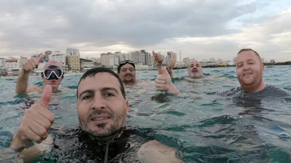 في ظل الأجواء الباردة.. فلسطينيون يمارسون السباحة في بحر مدينة غزة