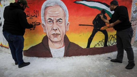 فنان فلسطيني يرسم جدارية في مدينة غزة للأسير كريم يونس بمناسبة تحرره من سجون الاحتلال بعد 40 عامًا