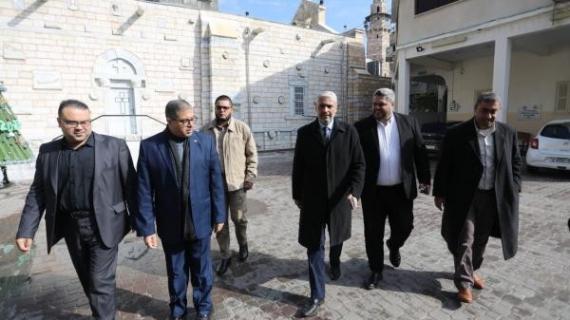وفد من قيادة حماس يزور  كنيسة القديس "بورفيريوس"