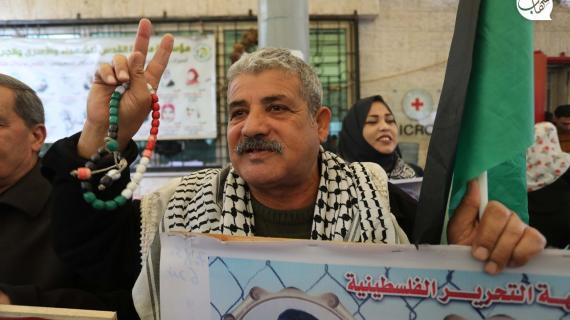 الاعتصام الأسبوعي لأهالي الأسرى أمام مقر الصليب الأحمر في غزة