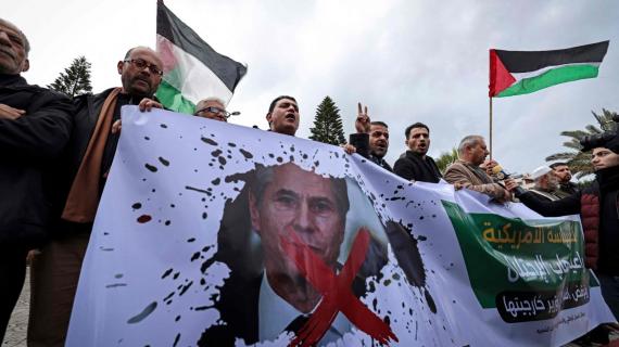 وقفة في غزة تنديداً بزيارة وزير الخارجية الأمريكي أنتوني بلينكن للمنطقة