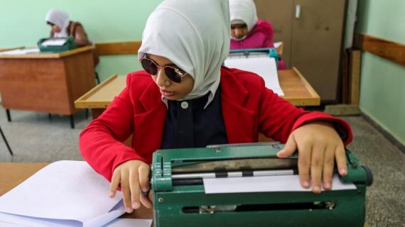 في اليوم العالمي للغة "برايل".. طلاب يدرسون لغة #برايل في مدرسة النور والأمل الحكومية للمكفوفين بمدينة غزة - تصوير عطية درويش
