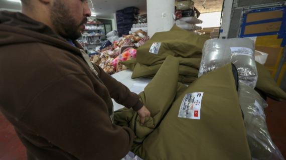 تجهيز أغطية للنوم في مصنع بالخليل لإرسالها إلى النازحين في سوريا وتركيا جراء الزلزال المدمر