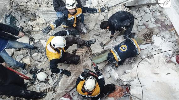 فرق الإنقاذ والإسعاف يكافحون للوصول إلى الضحايا والمصابين في مدينة عفرين السورية