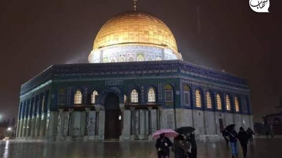 الأجواء الماطرة في المسجد الأقصى المبارك فجر اليوم