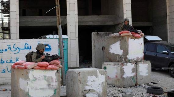 قوات الاحتلال تفرض إجراءات عسكرية وتواصل إغلاق بلدة حوارة جنوب نابلس